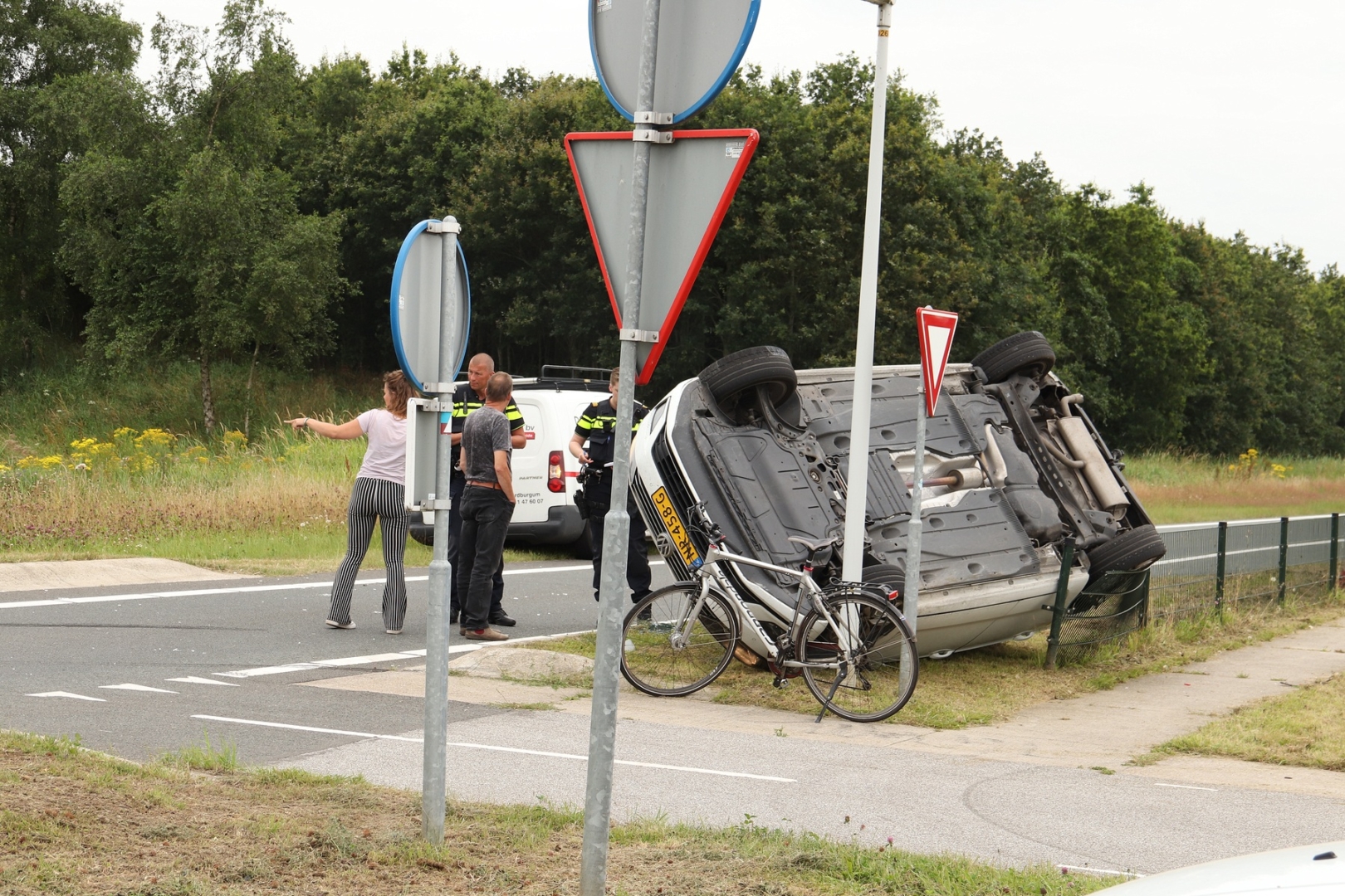 Auto Belandt Op De Zijkant Op De Oprit N31 Bij Nijega – 112Drachten