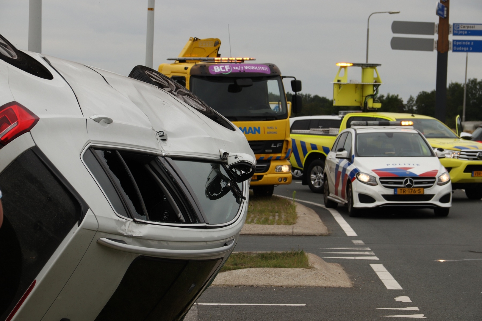 Auto belandt op de zijkant op de oprit N31 bij Nijega