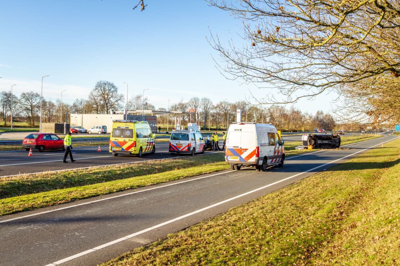 Taxibus Belandt Op Zijkant Na Ongeval Met Personenauto Op De N31 Bij ...