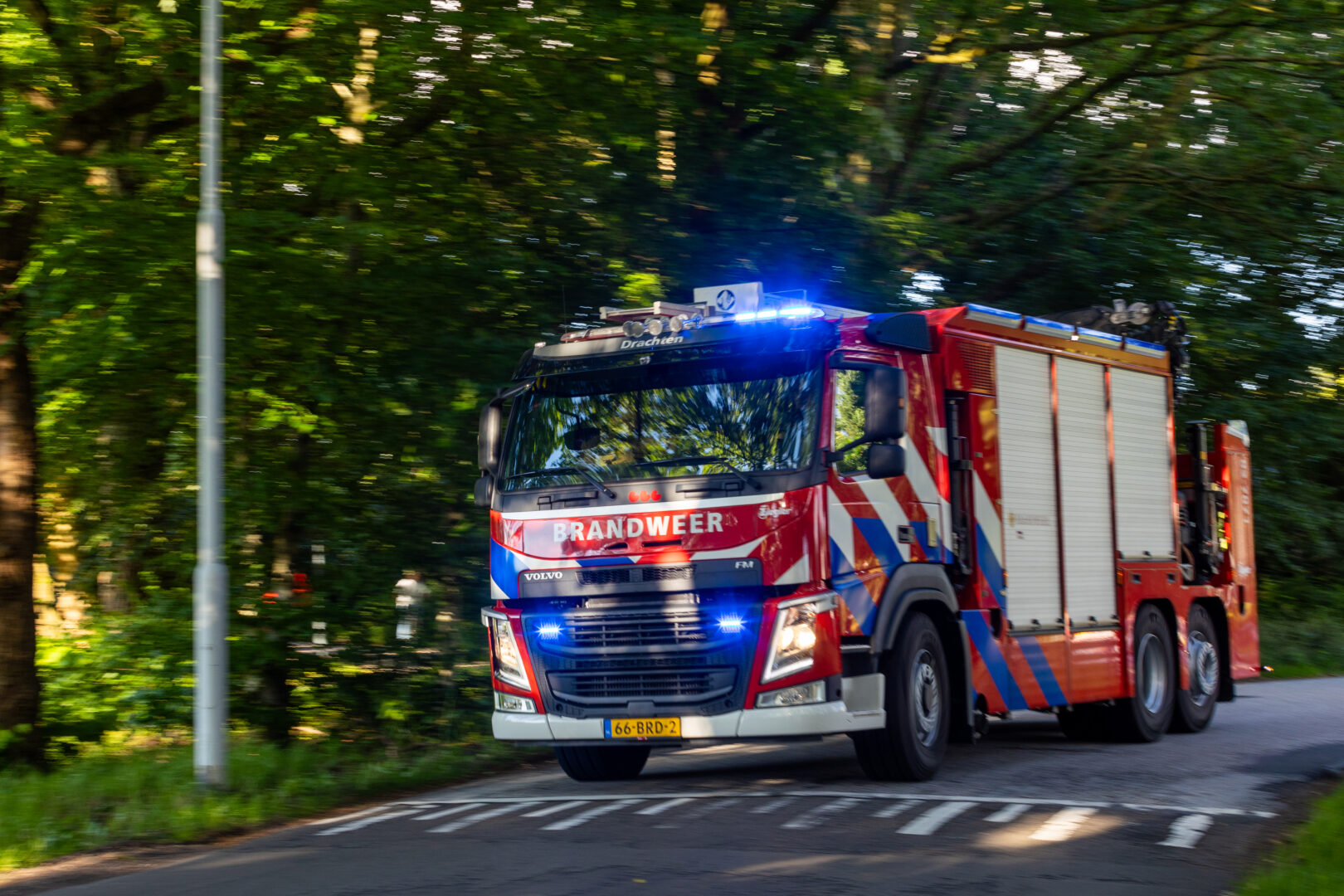 Auto Slaat Over De Kop Op De Postlaan In Drachten Drachten