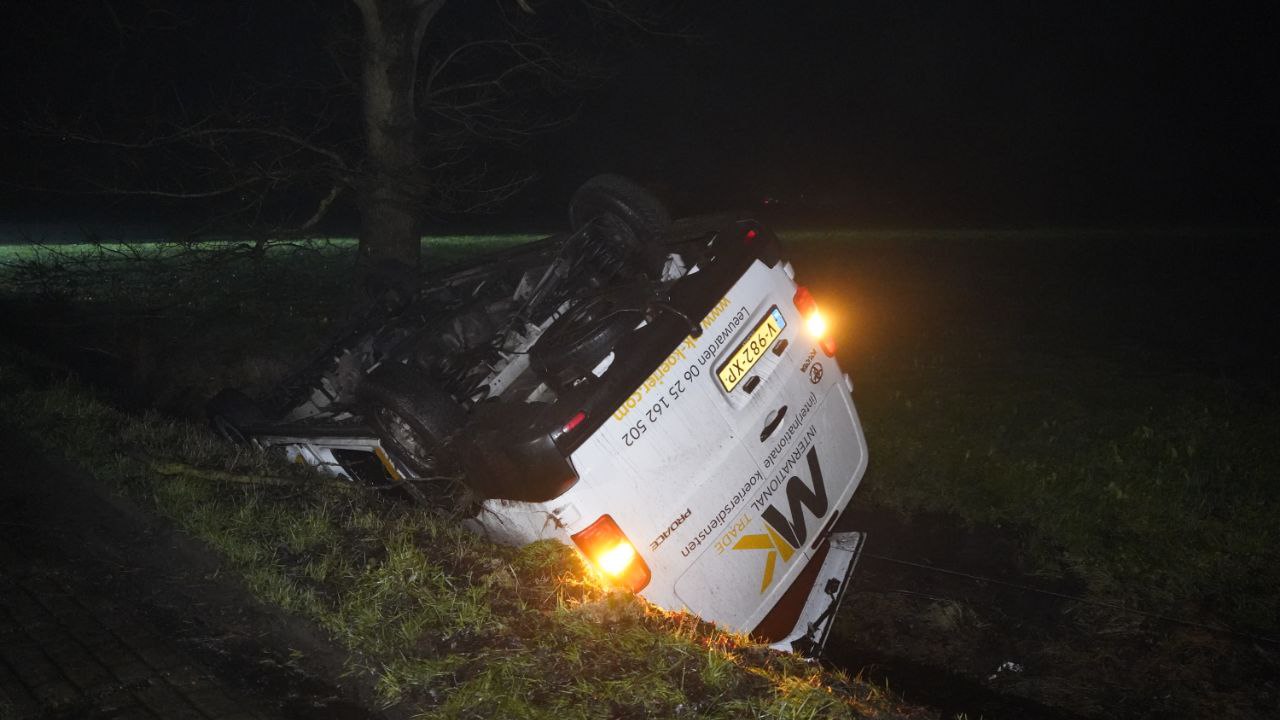 Auto belandt op de kop in de sloot in Siegerswoude