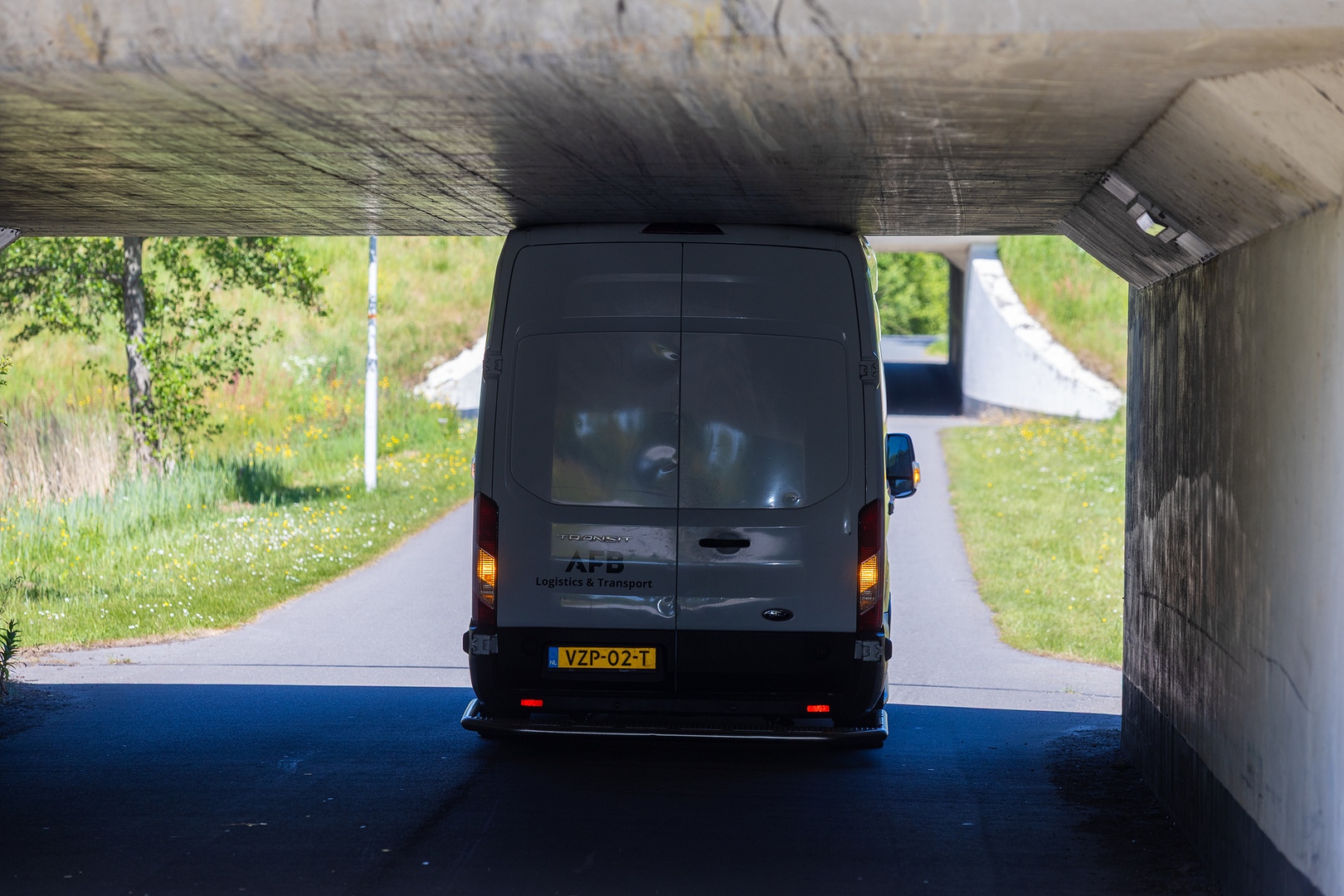 Wederom bestelbus vast onder tunnel op de Rydwei bij Rottevalle